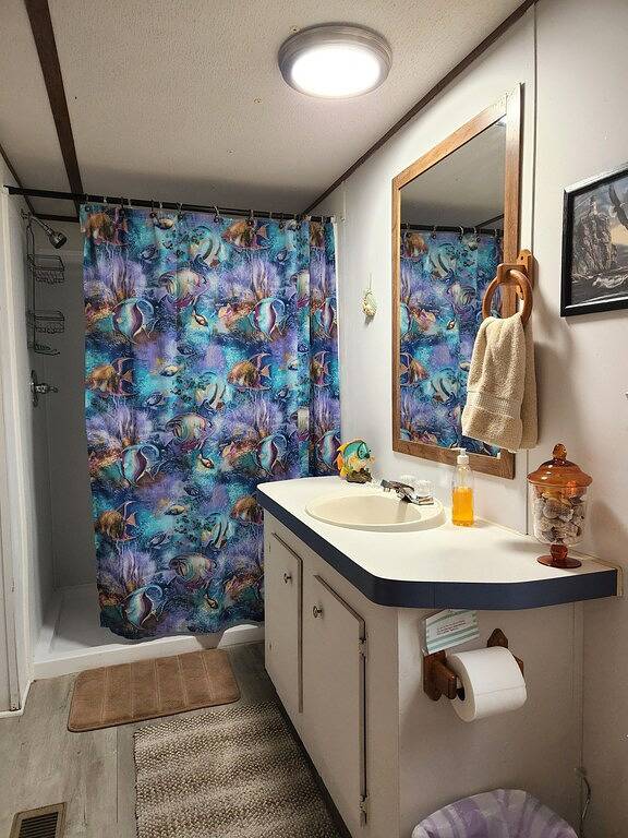 1-1/2 acre Park like wooded setting. Clean 3/2 with plenty of parking. in Homosassa, Citrus County