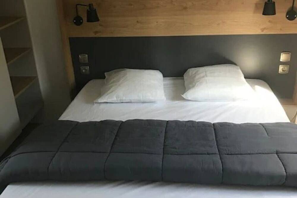 Camping 4 étoiles - Piscine in Plage de Port Fontaine-Lomener, Ploemeur