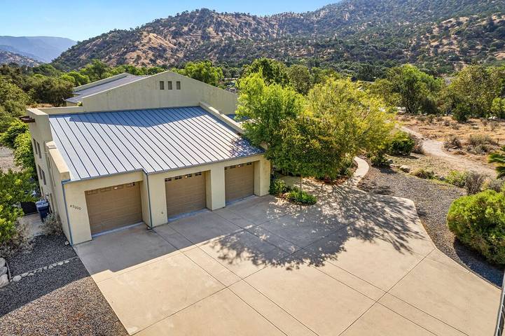 Vacation rental for 13 people, with hot tub and yard in Sequoia National Park