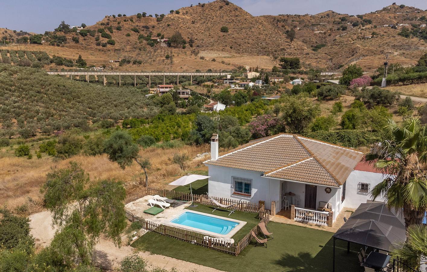 Sonnenuntergangs-Oase mit Pool, WiFi & Parkplatz - 1km zur Estación de Cártama in Cártama, Málaga Provinz