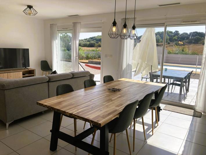 Location de vacances pour 6 personnes, avec terrasse ainsi que jardin et piscine à Escales - 3