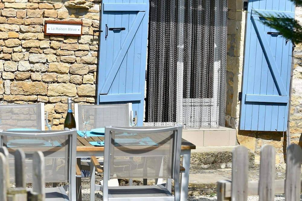 Two bedroom gite with large heated pool and games room in Chey, Région de Niort