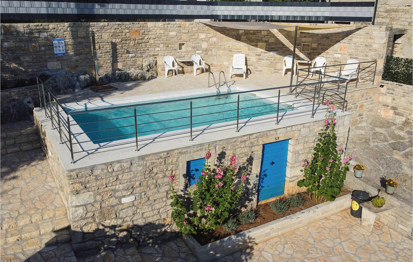 Reizende 2-Zimmer-Wohnung mit Pool, Terrasse und WLAN in Grad Benkovac, Zadar