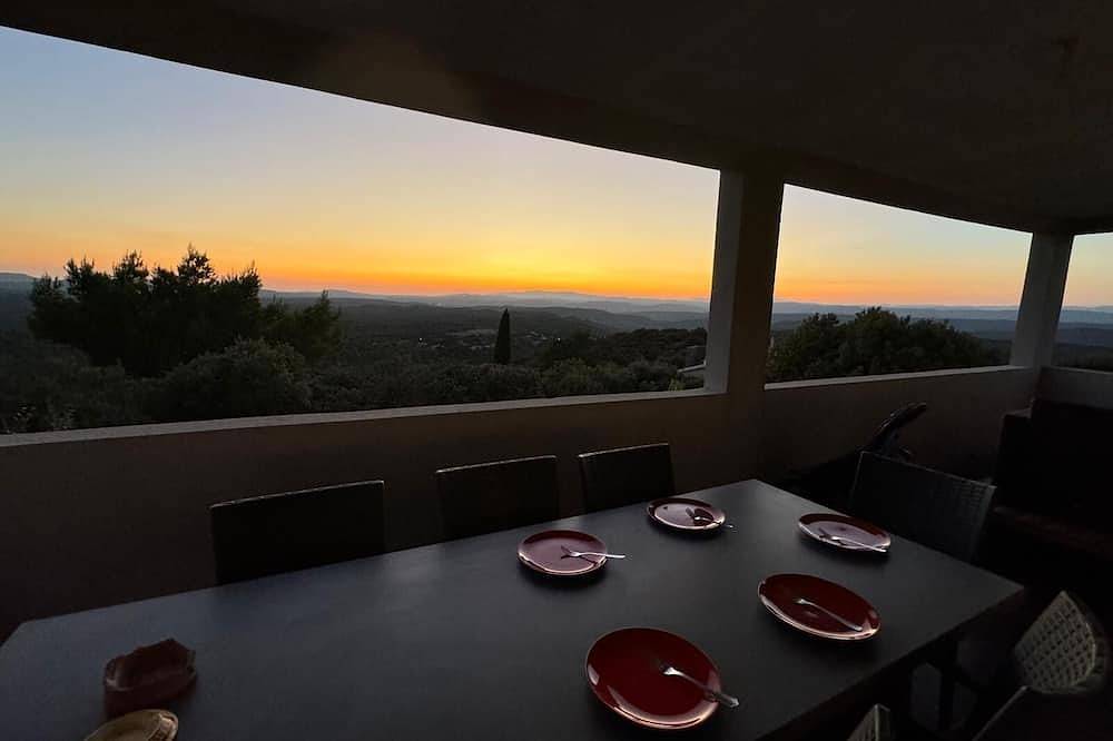 Le belvédère de Manon, its view, its calm, its charm. in AOC Saint-Julien, Región Brignoles