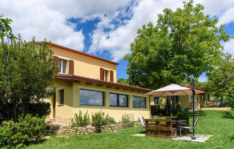 Agriturismo per 13 persone, con giardino e terrazza nonché piscina, con animali domestici in Provincia di Fermo