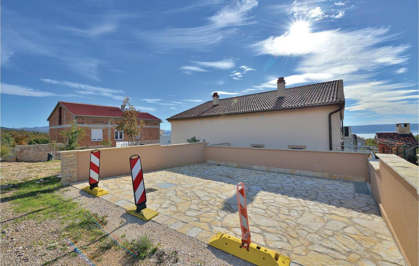 Gemütliche Ferienwohnung mit Meerblick, Terrasse, Parkplatz und guter Anbindung an die Stadt in Maslenica, Zadar