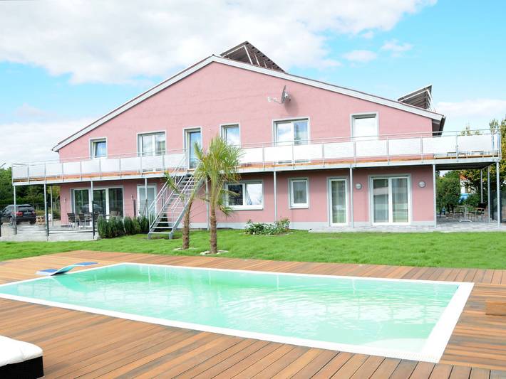 Bungalow für 4 Personen, mit Garten und Balkon sowie Pool in Franken