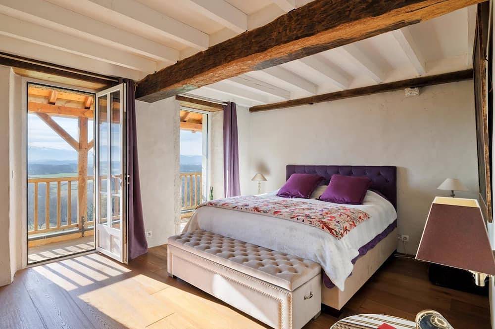 Bourdasse farmhouse with Pyrenees views, swimming pool, sauna and Nordic bath in Saucède, Béarn