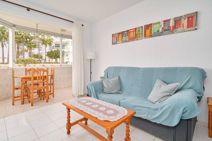 Entire apartment, Large 1-bed Apartment with Shared Pool, Garden, A/C & Wi-Fi in Playa de la Torrecilla, Nerja