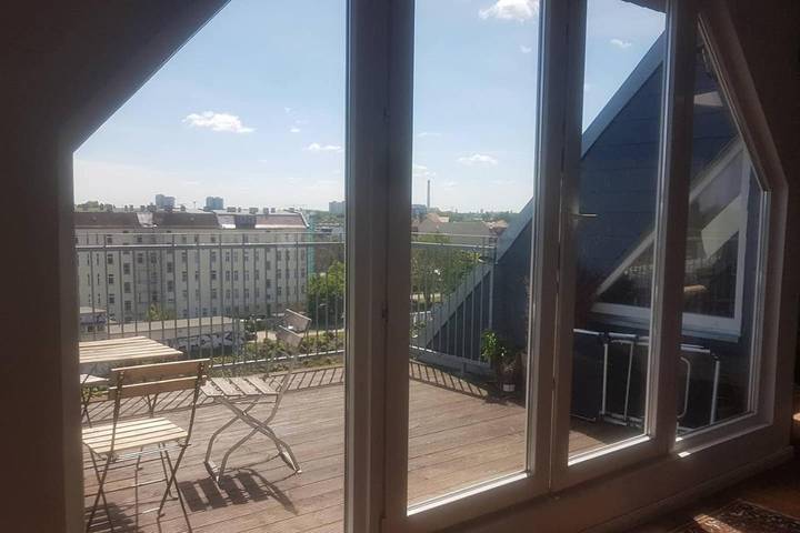 Ferienwohnung für 8 Personen, mit Balkon und Terrasse sowie Ausblick in Berlin Lichtenberg