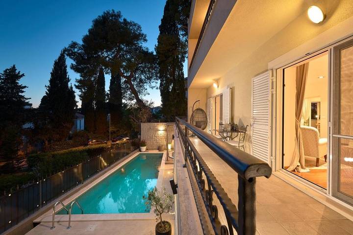 Villa pour 10 personnes, avec vue et piscine ainsi que jardin et sauna à Split