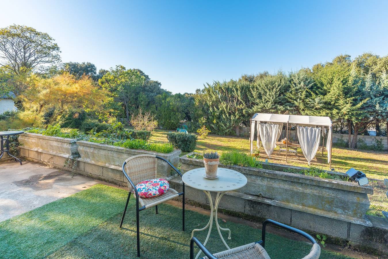 Entire apartment, La Bastidonne: Peaceful Retreat with Private Pool in the Heart of the Luberon in La Bastidonne, Parc naturel régional du Luberon