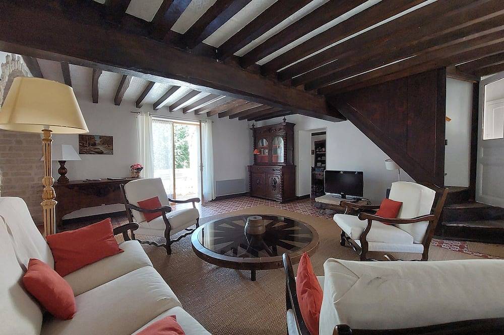 Maison atypique au cœur de la nature avec grand jardin à deux heures de Paris in Arcy-sur-Cure, Région d'Auxerre