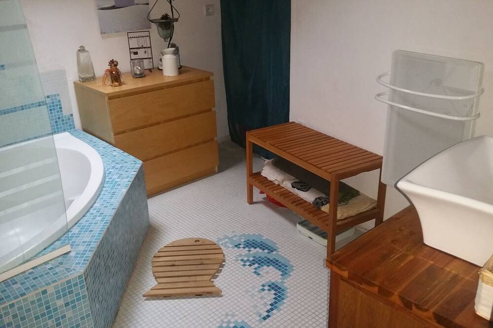 Maison pour 7 personnes, sa terrasse  et sa piscine n' attendent que vous. in Capdenac, Lot