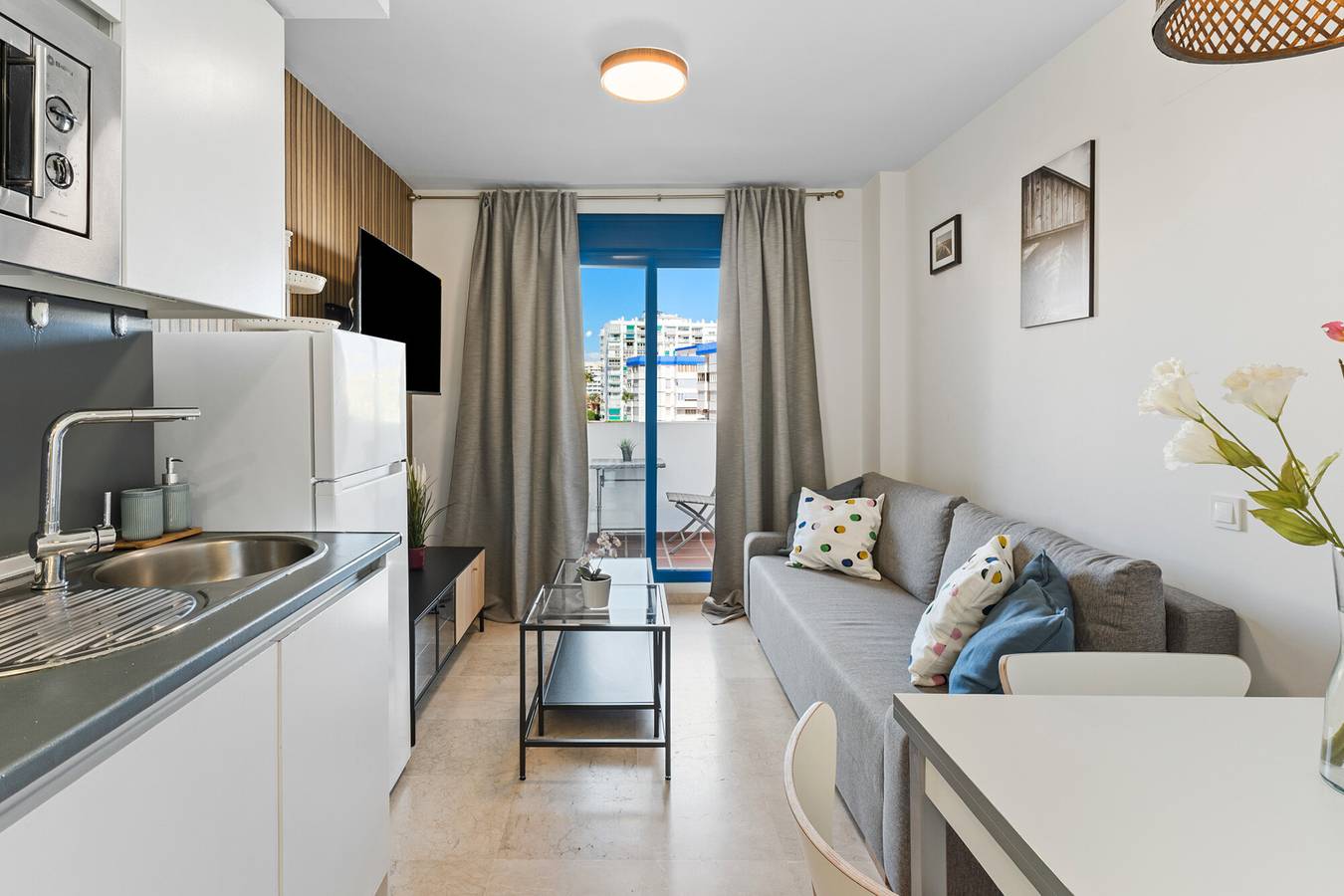 Ganze Wohnung, Ferienwohnung 'Beach Escape' mit Meerblick, Wi-Fi und Klimaanlage in Benalmádena Costa, Benalmádena