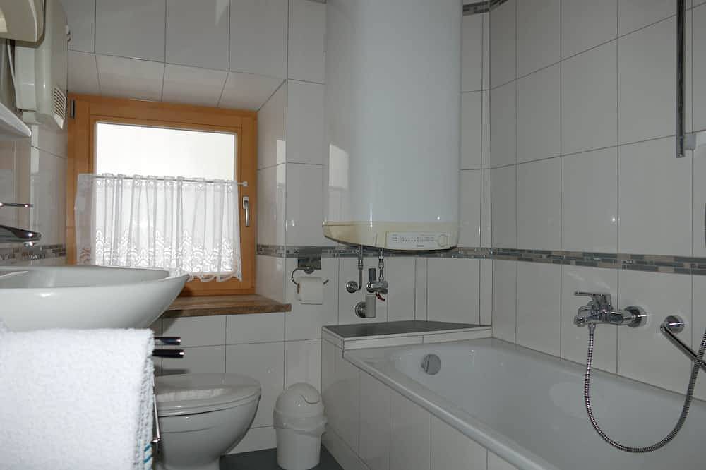 Ganze Wohnung, Ferienwohnung 3, 30 qm, 1-2 Personen, Wohn-Schlafraum, Küche, Badezimmer in Marquartstein, Bayerische Alpen