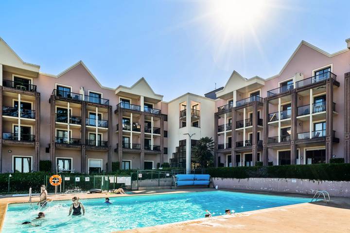 Gîte pour 6 personnes, avec piscine ainsi que vue et balcon dans Casino de Perros-Guirec - 2