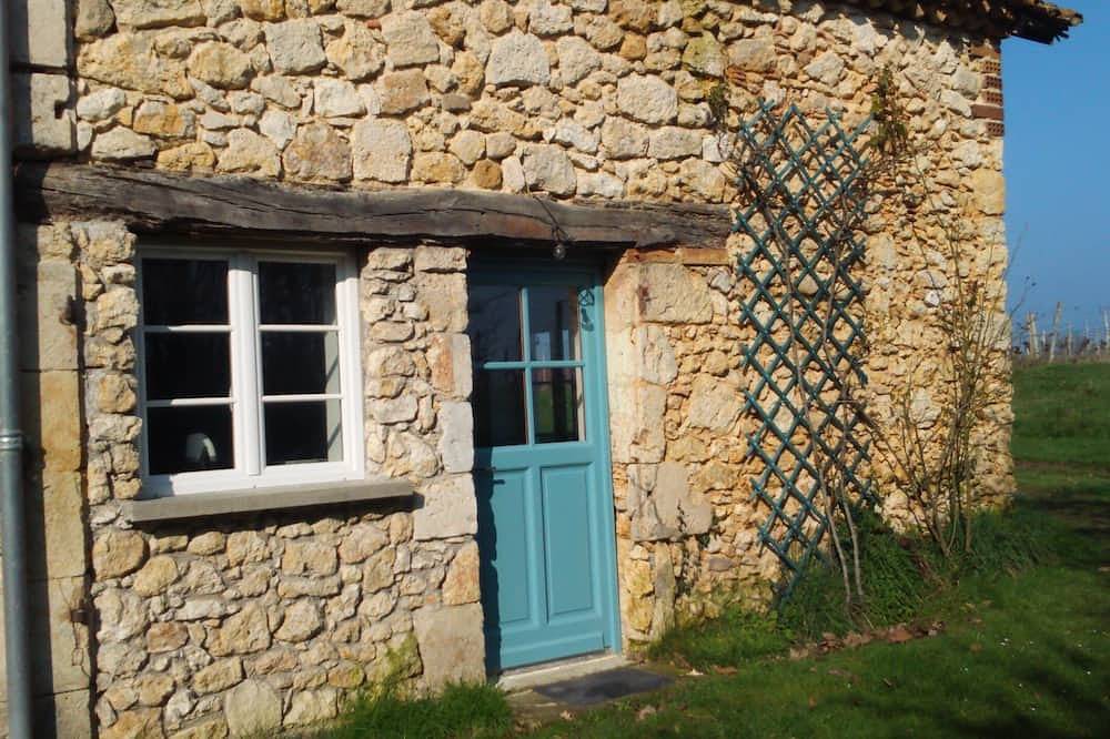 \"La foigniere\" Old stone outbuilding in Sainte-Maure-de-Peyriac, Nérac region
