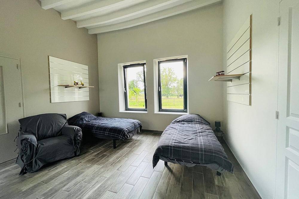 Luminoso y espacioso gîte en planta baja con terraza privada y jardín, ideal para familias. in La Flèche, Sarthe