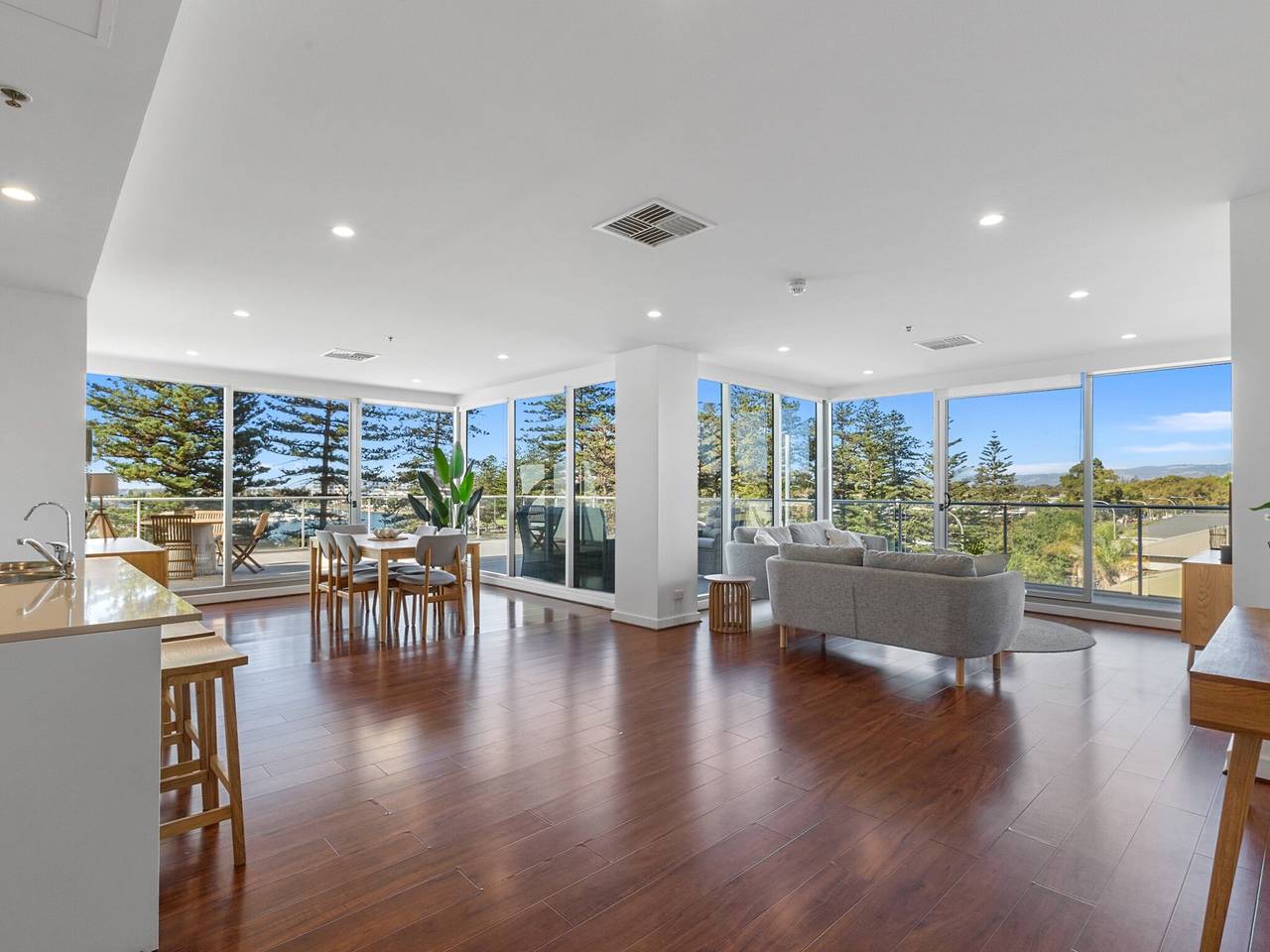 Entire apartment, Stylish 2-Bed with Terrace, 3-min Walk to Beach in Adelaide, South Australia