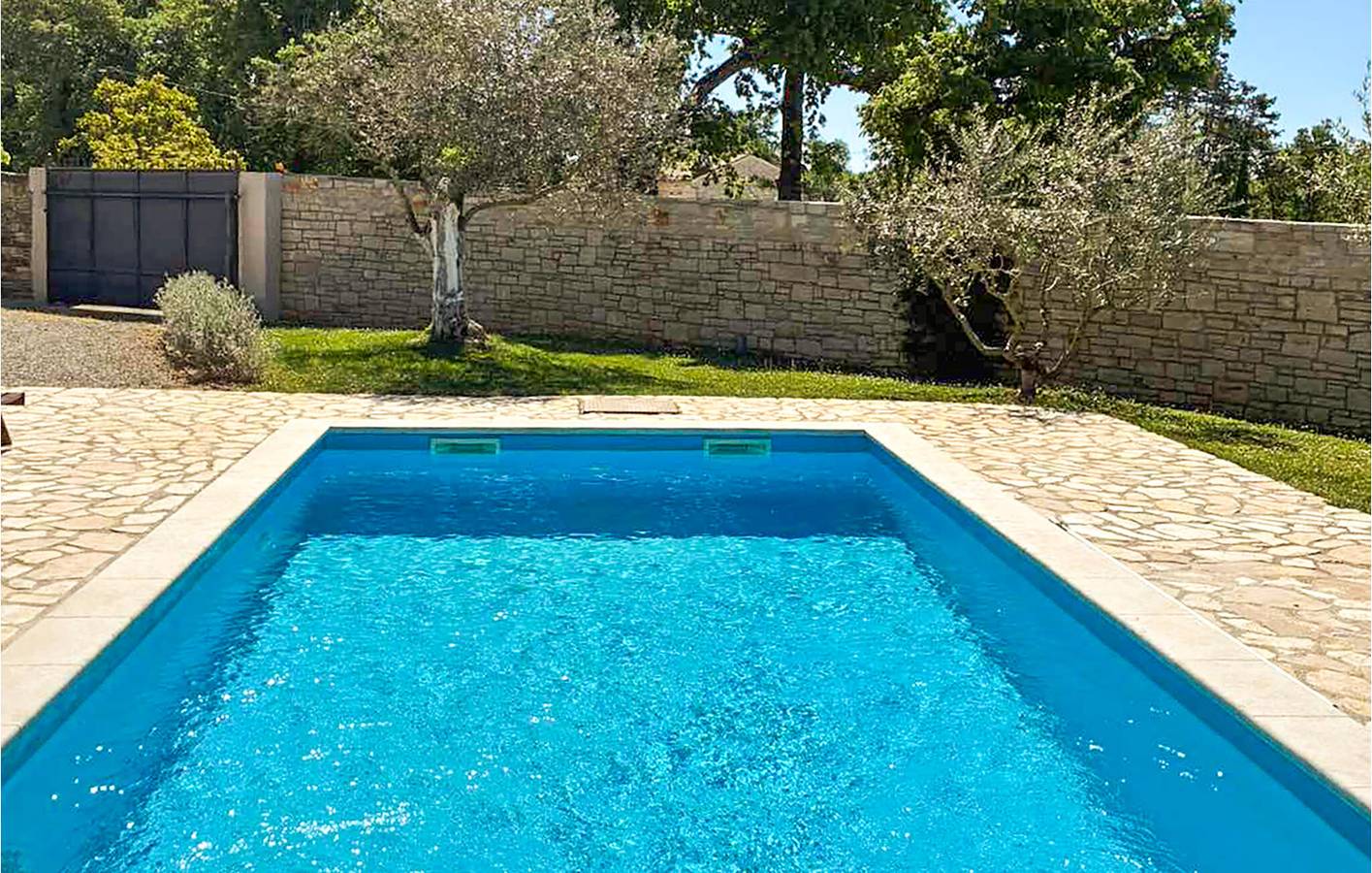 Spacieux appartement de deux chambres avec piscine et terrasse près du centre-ville de Jakovici in Brečevići, Istrie centrale