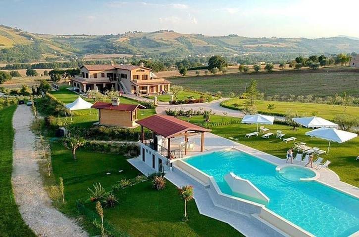 Agriturismo per 4 persone, con Balcone e Terrazza nonché Giardino e Piscina a Altidona
