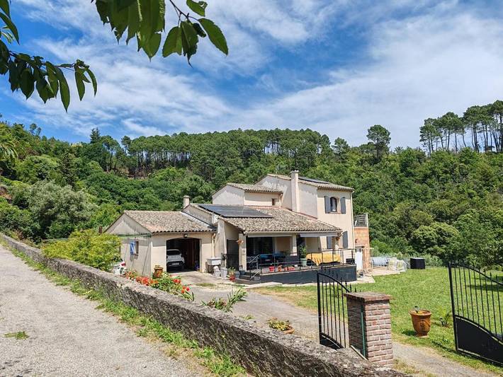 Location de vacances pour 5 personnes, avec Balcon et Terrasse ainsi que Jardin et Piscine à Saint-Sébastien-d'Aigrefeuille