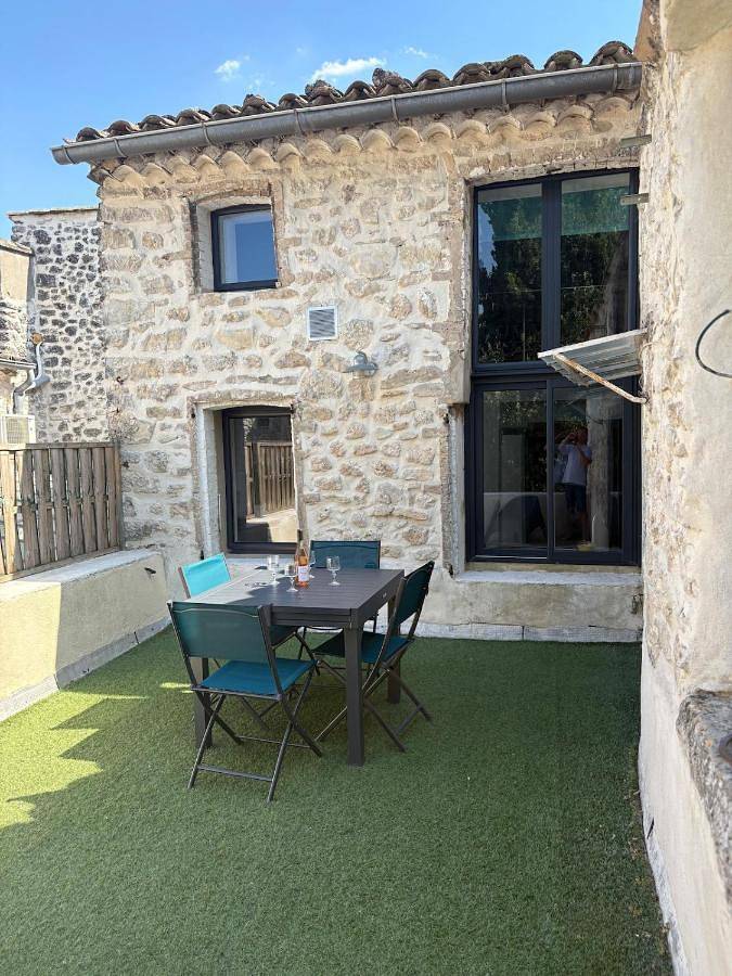 Location de vacances pour 5 personnes, avec balcon à Salles-sous-Bois