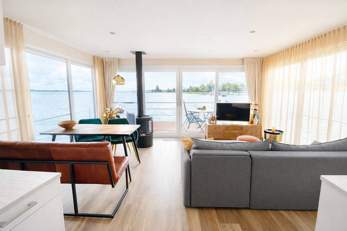 Floatinghouse Sunday: Stilvolles Hausboot am See mit Terrasse & Kamin in Ribnitz, Ribnitz-Damgarten