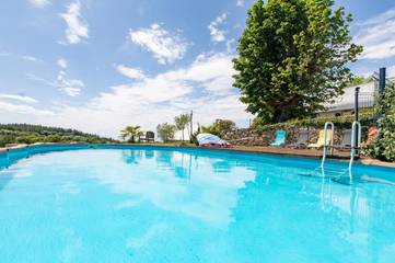Gîte pour 2 personnes, avec jacuzzi et sauna ainsi que piscine et jardin à Beynat