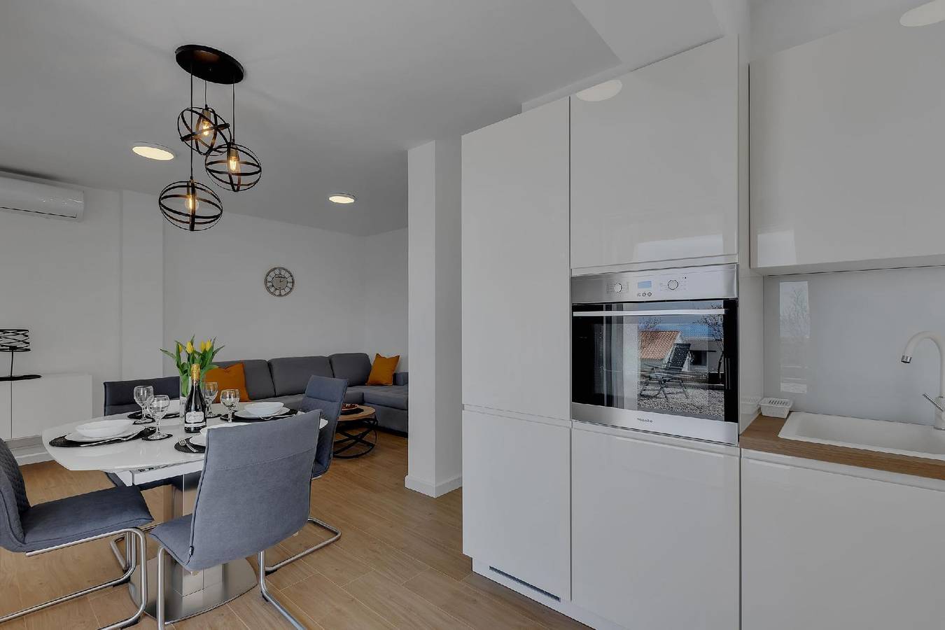 Modern holiday home in Veliko Brdo with well-tended garden in Veliko Brdo, Makarska