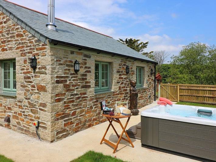 Cottage for 2 people, with garden and hot tub, with pets in Cornwall
