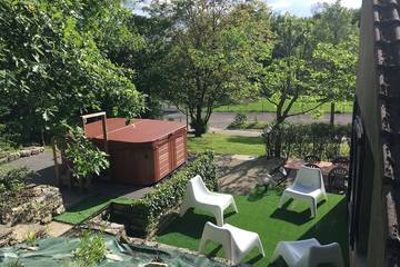 Gîte pour 10 personnes, avec terrasse et jacuzzi ainsi que sauna et jardin dans Deux Rivières