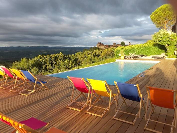 Hôtel pour 2 personnes, avec jardin ainsi que terrasse et piscine, animaux acceptés à Loubressac