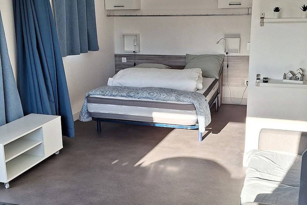 Tiny house facing the Toul marina in Toul