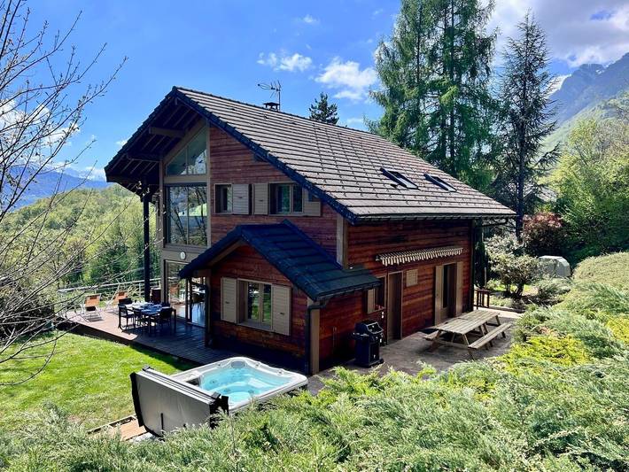 Gîte pour 10 personnes, avec jardin et jacuzzi dans Bauges
