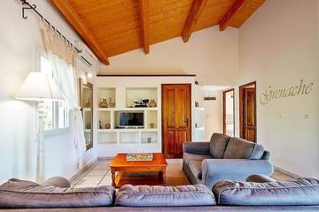 Location de vacances pour 4 personnes, avec sauna et terrasse ainsi que piscine et jardin à Saint-Maurice-d'Ardèche