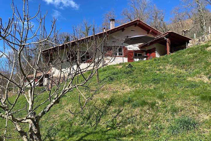 Gîte pour 6 personnes, avec jardin et terrasse, animaux acceptés
