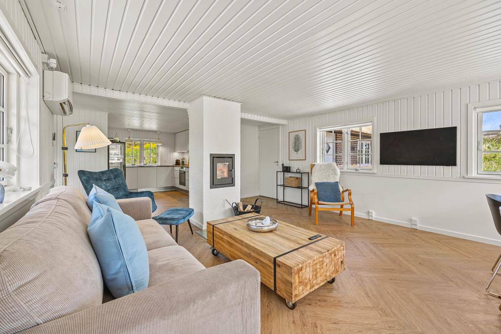 Modernised thatched holiday home with outdoor hot tub and shower in Henne Strand, Lago Filsø