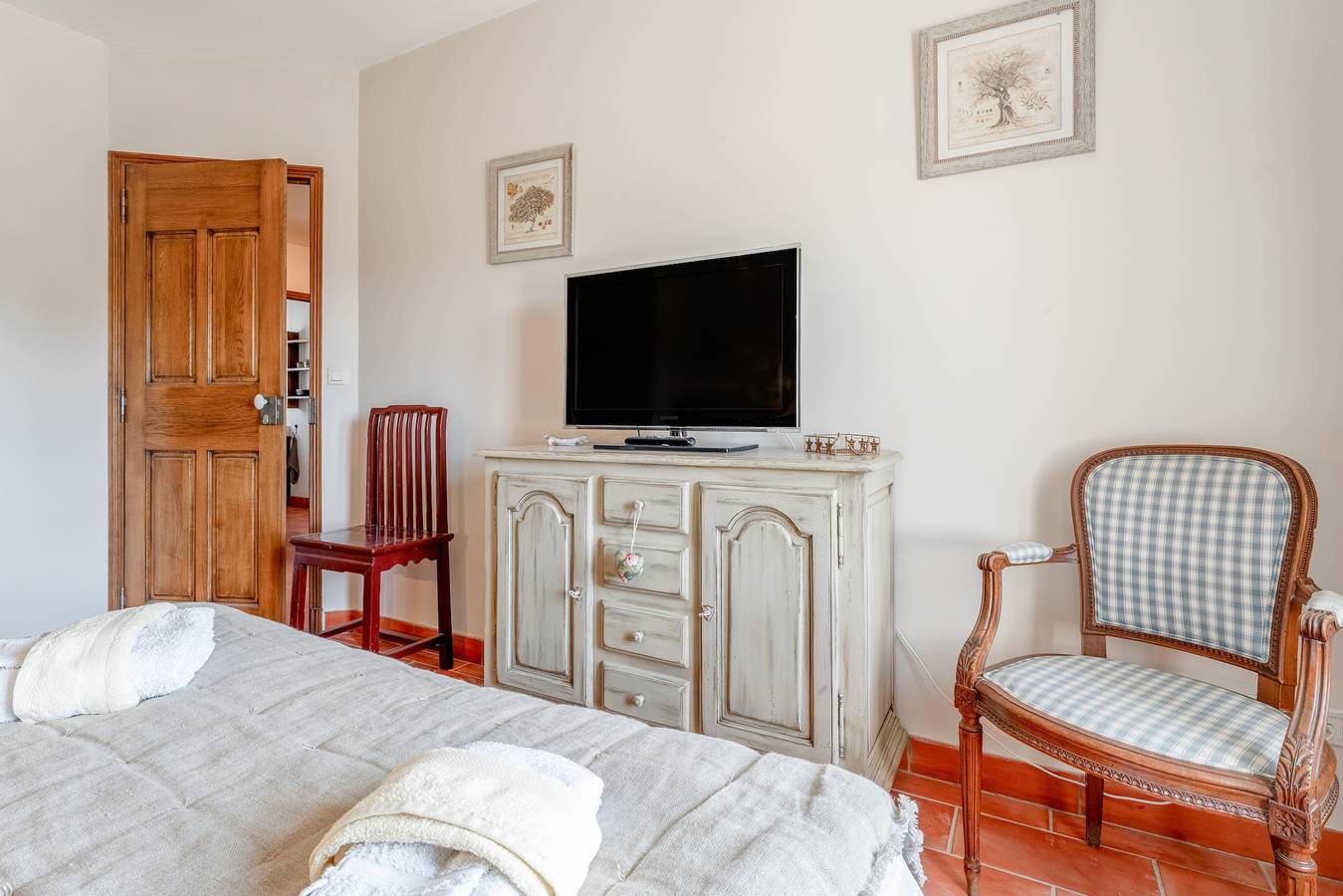 Clos Saint-Véran : Chambres dans un mas arboré in Cavaillon, Parc naturel régional du Luberon