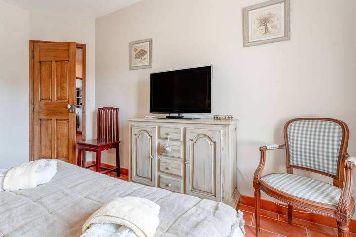 Clos Saint-Véran: Rooms in a Tree-Filled Farmhouse with Air Conditioning in Cavaillon, Parc naturel régional du Luberon