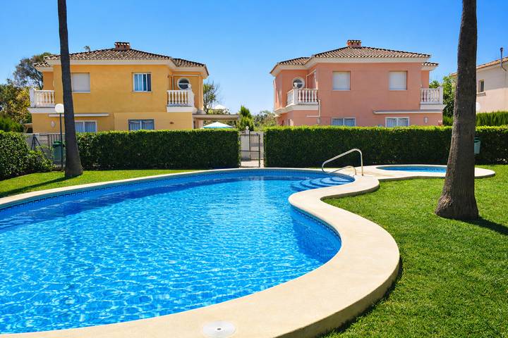 Villa pour 6 personnes, avec piscine ainsi que jardin et balcon à Oliva