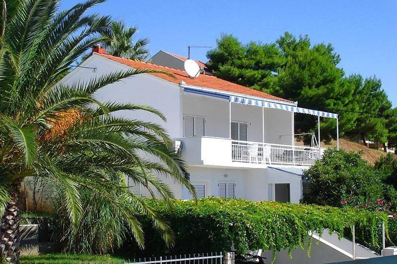 Ferienhaus mit Terrasse, Pool und Strandzugang in Seget Vranjica, Split-Dalmatien