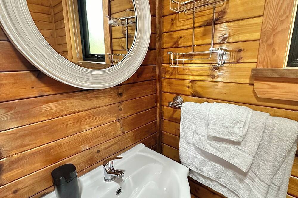 Cosy Portmor Log Cabin - Waterfront & Pet Friendly in Inishowen, Irish Ulster