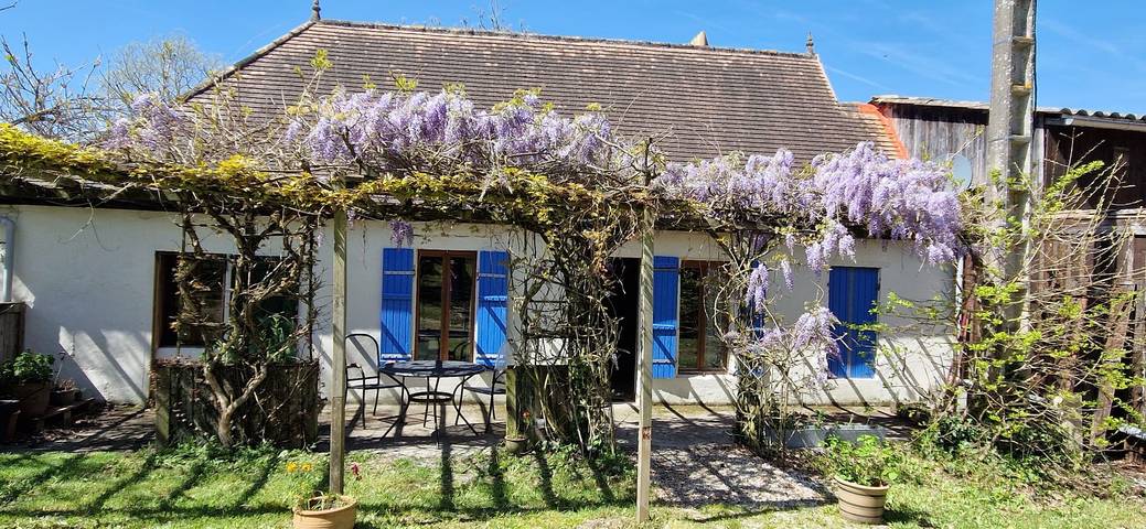 Gîte pour 4 personnes, avec piscine et jacuzzi à Douzains