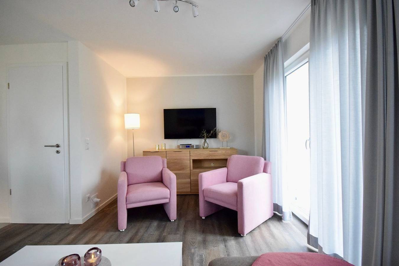 Nordsee-Ferienhaus mit Privatsauna, Kamin, Südterrasse & Balkon mit Meerblick in Schillig Strand, Wangerland