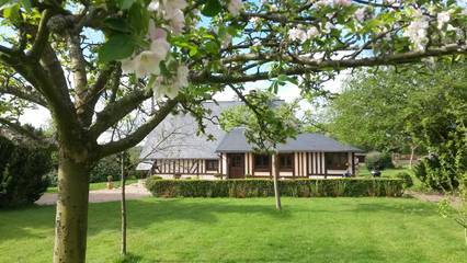 Gîte pour 6 personnes, avec piscine ainsi que jardin et terrasse dans le Calvados