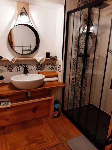 Location de vacances pour 4 personnes, avec terrasse ainsi que jardin et vue, animaux acceptés dans Neussargues en Pinatelle