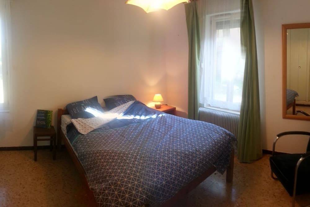 Entire apartment, Spacious holiday cottage and garden in the country in Thuir, Perpignan region