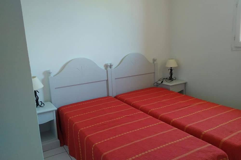 Entire apartment, Sun Hols les Rives du Lac by Interhome in Saint-Saturnin-lès-Avignon, Vaucluse